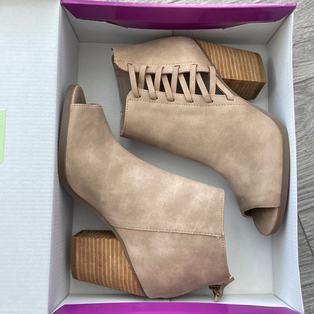 Women’s size 8 open toe booties